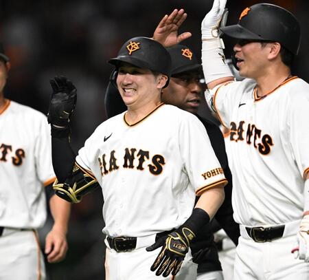 ９回、サヨナラ２ランを放ち祝福される泉口（中央）＝撮影・堀内翔