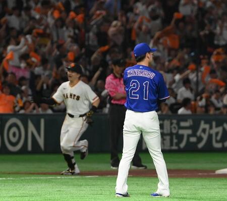 ９回、泉口（後方左）にサヨナラ２ランを浴びた金丸（撮影・堀内翔）