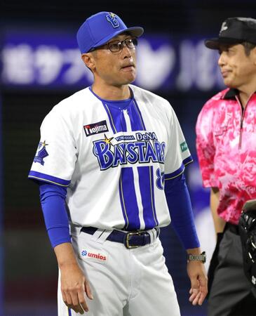 ８回、投手交代を告げる相川監督（撮影・西岡正）