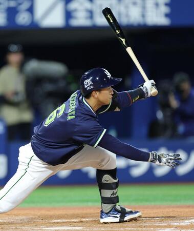 ８回、適時打を放つ松下（撮影・西岡正）