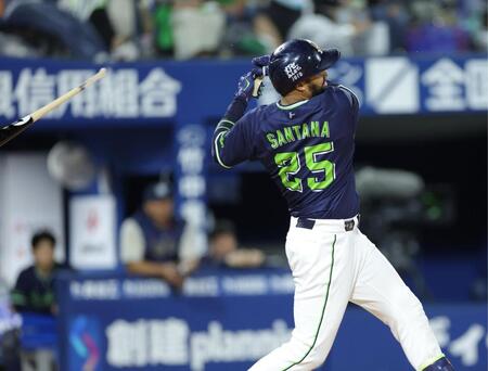 ８回、右前に先制打を放つサンタナ。折れたバットが松尾汐恩に当たる（撮影・西岡正）