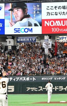 ８回、坂本（右）が二塁打を放つ