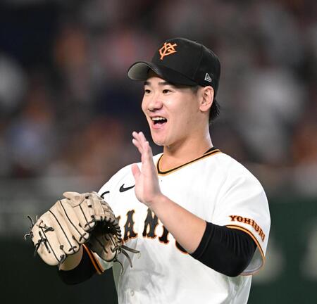 ５回を投げ終えてベンチ前でタッチを交わす井上（撮影・堀内翔）