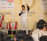 挨拶をするソフトバンク・小久保裕紀監督＝京セラドーム大阪（撮影・坂部計介）