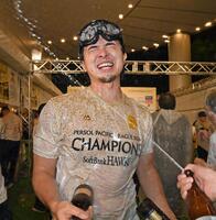 ビールかけを楽しむ上沢（撮影・高部洋祐）