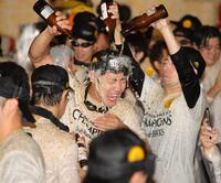 ビールを浴びる渡辺（撮影・坂部計介）