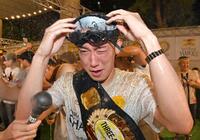 ビールかけを楽しむソフトバンク・大津亮介＝ホテルニューオータニ大阪（撮影・高部洋祐）