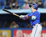 ３回、左越えソロを放つ牧（撮影・金田祐二）