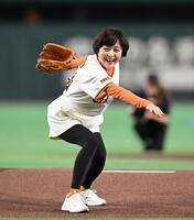 始球式を行う三田寛子（撮影・堀内翔）