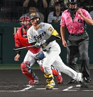 １回、中前打を放つ森下（撮影・飯室逸平）