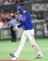 ５回、肩を落としながらベンチに戻る石伊（撮影・堀内翔）