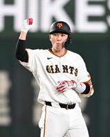 ８回、二塁打を放った坂本（撮影・堀内翔）