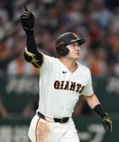 ９回、サヨナラ２ランを放つ泉口（撮影・堀内翔）