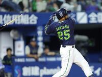 ８回、右前に先制打を放つサンタナ。折れたバットが松尾汐恩に当たる（撮影・西岡正）