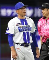 ８回、投手交代を告げる相川監督（撮影・西岡正）