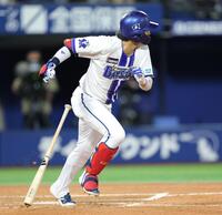 ４回、左翼線に二塁打を放つ度会（撮影・西岡正）