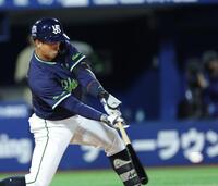 ８回、適時打を放つ松下（撮影・西岡正）