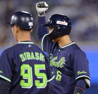 ８回、適時打を放ち、ベンチへ向かってガッツポーズの松下（撮影・西岡正）