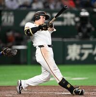 ９回、泉口が右越にサヨナラ２ランを放つ（撮影・堀内翔）