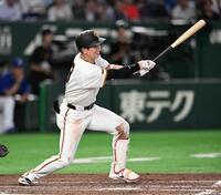 ９回、松本が中前打を放つ（撮影・堀内翔）