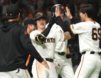 ９回、サヨナラ２ランを放ち祝福される泉口（中央）＝撮影・堀内翔