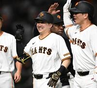 ９回、サヨナラ２ランを放ち祝福される泉口（中央）＝撮影・堀内翔