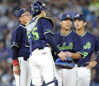 ８回、池山監督（左）に降板を告げられる山野（右から２人目）＝撮影・西岡正