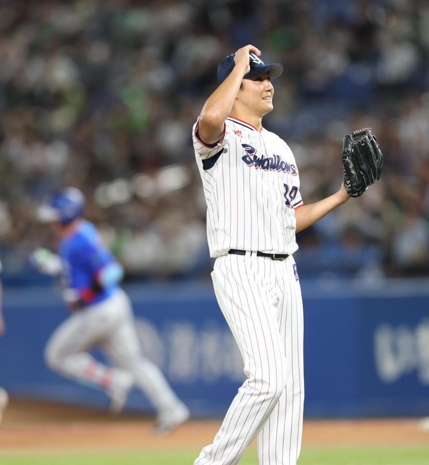 ３回、牧に先制ソロを浴び苦笑いの奧川（撮影・金田祐二）