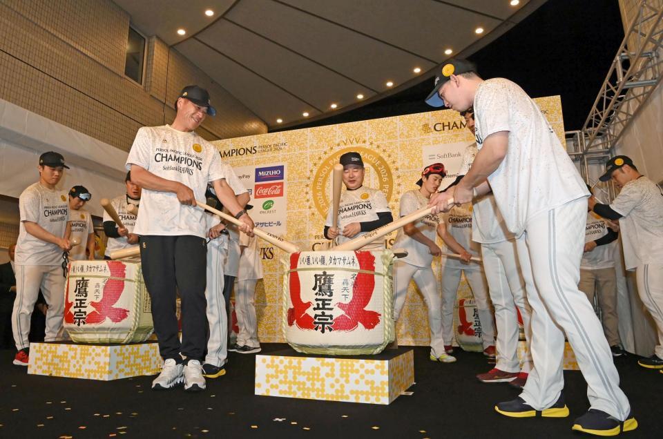鏡開きをするナインら（撮影・高部洋祐）