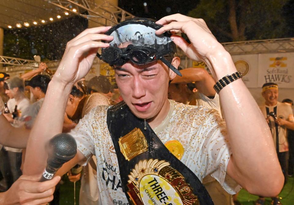 ビールかけを楽しむソフトバンク・大津亮介＝ホテルニューオータニ大阪（撮影・高部洋祐）