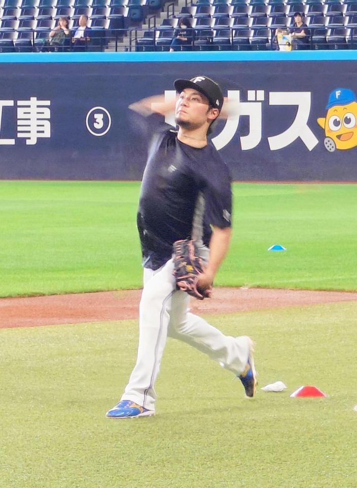 練習する伊藤