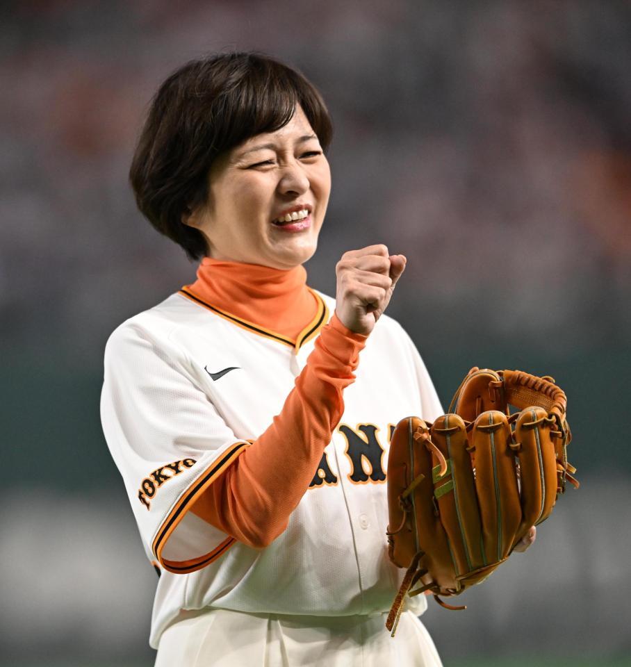 始球式を行う三田寛子（撮影・堀内翔）
