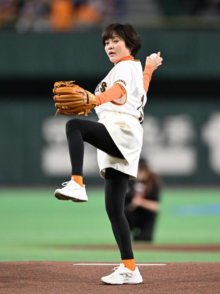 始球式を行う三田寛子＝東京ドーム（撮影・堀内翔）