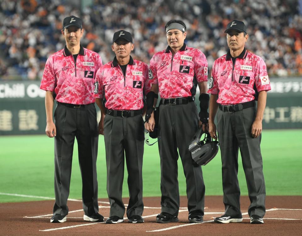 ピンクユニフォームを着用する審判員（撮影・堀内翔）