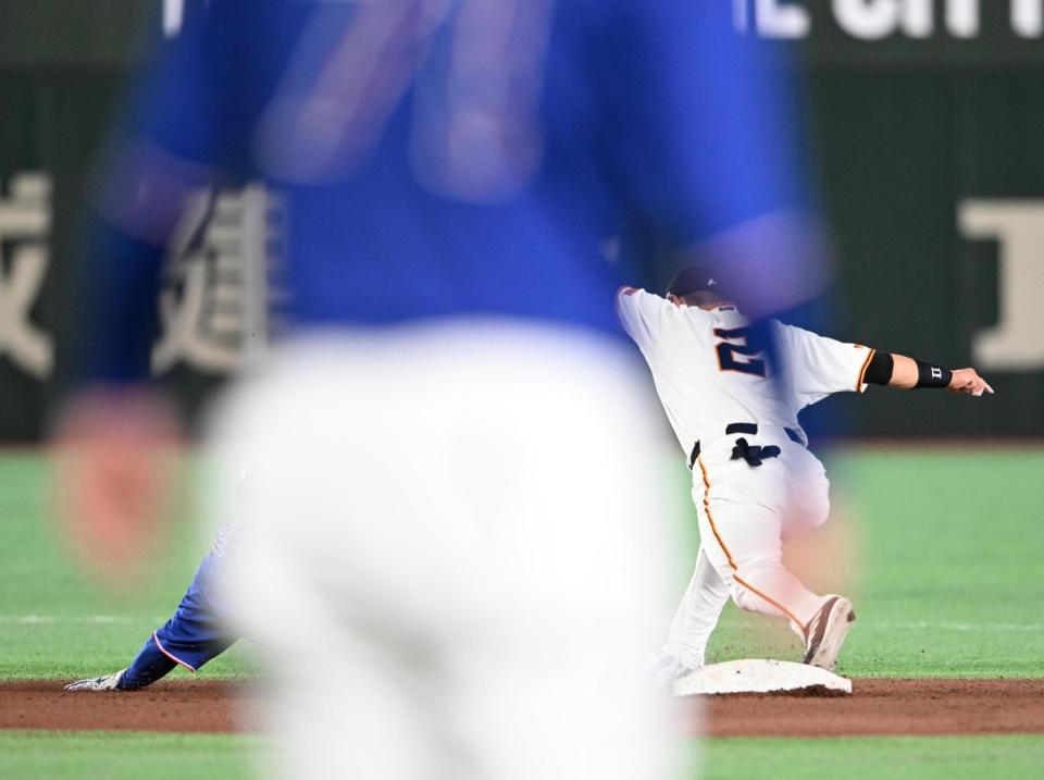 ５回、福元の遊直で二走の石伊が二塁に戻れず併殺となる。二塁手・吉川（撮影・堀内翔）