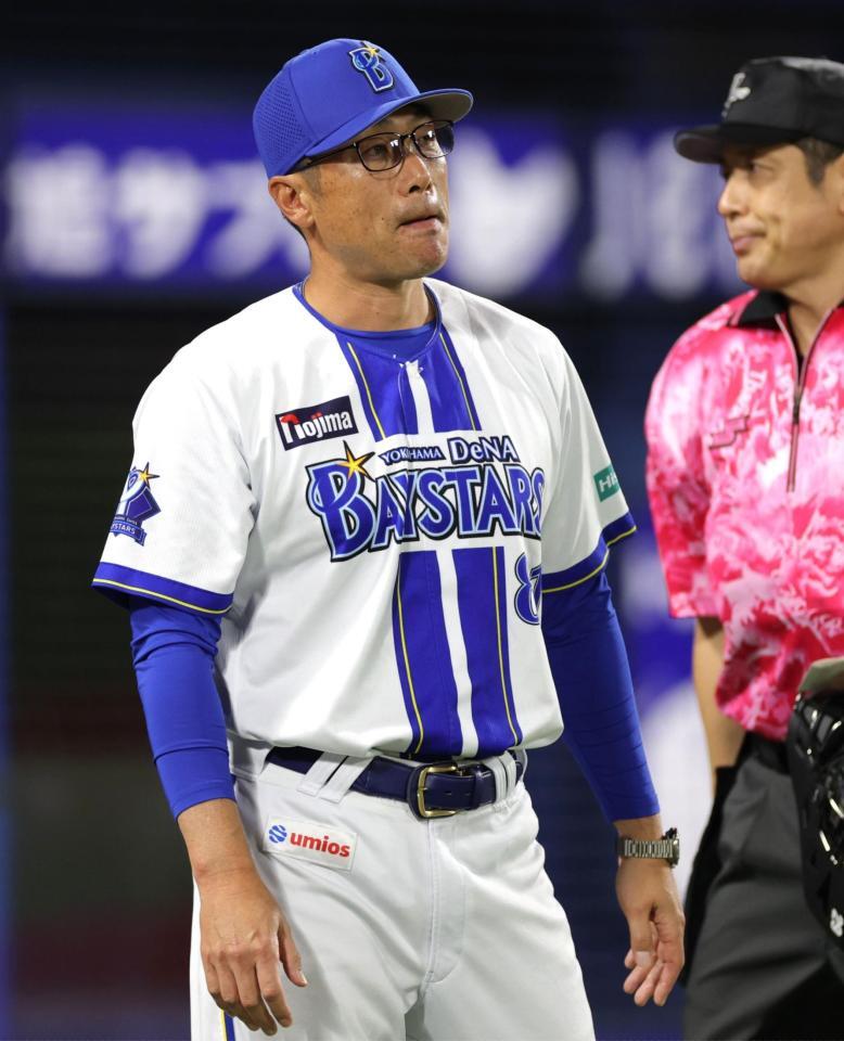８回、投手交代を告げる相川監督（撮影・西岡正）