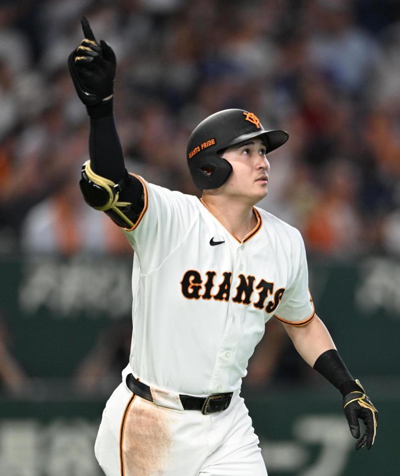９回、サヨナラ２ランを放つ泉口（撮影・堀内翔）