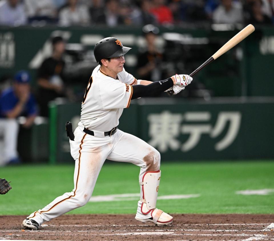 ９回、松本が中前打を放つ（撮影・堀内翔）