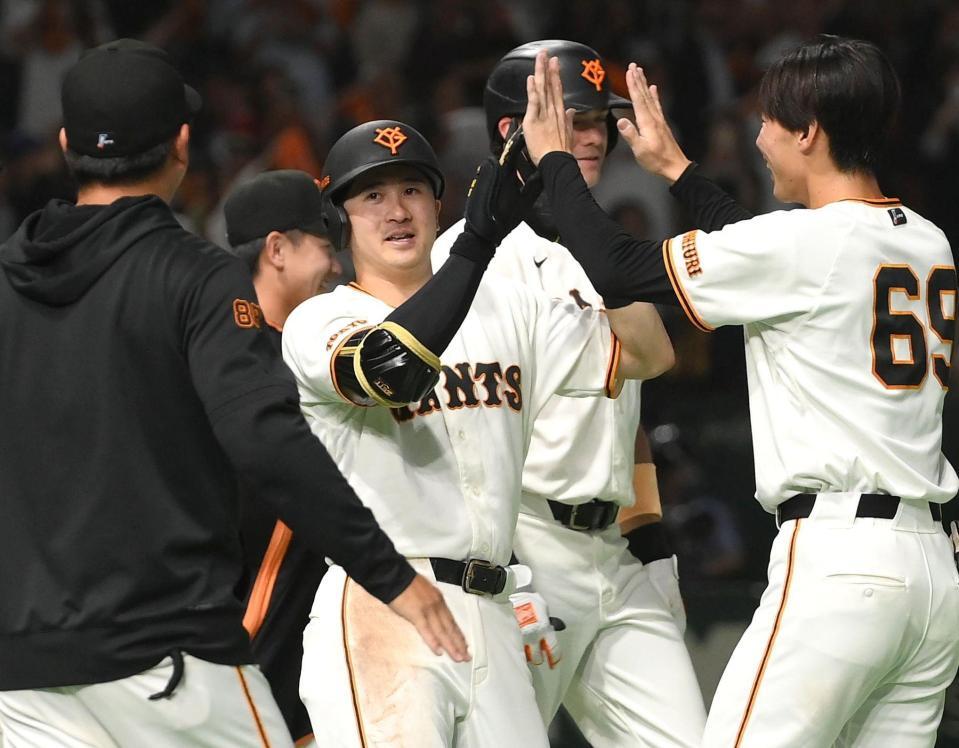 ９回、サヨナラ２ランを放ち祝福される泉口（中央）＝撮影・堀内翔