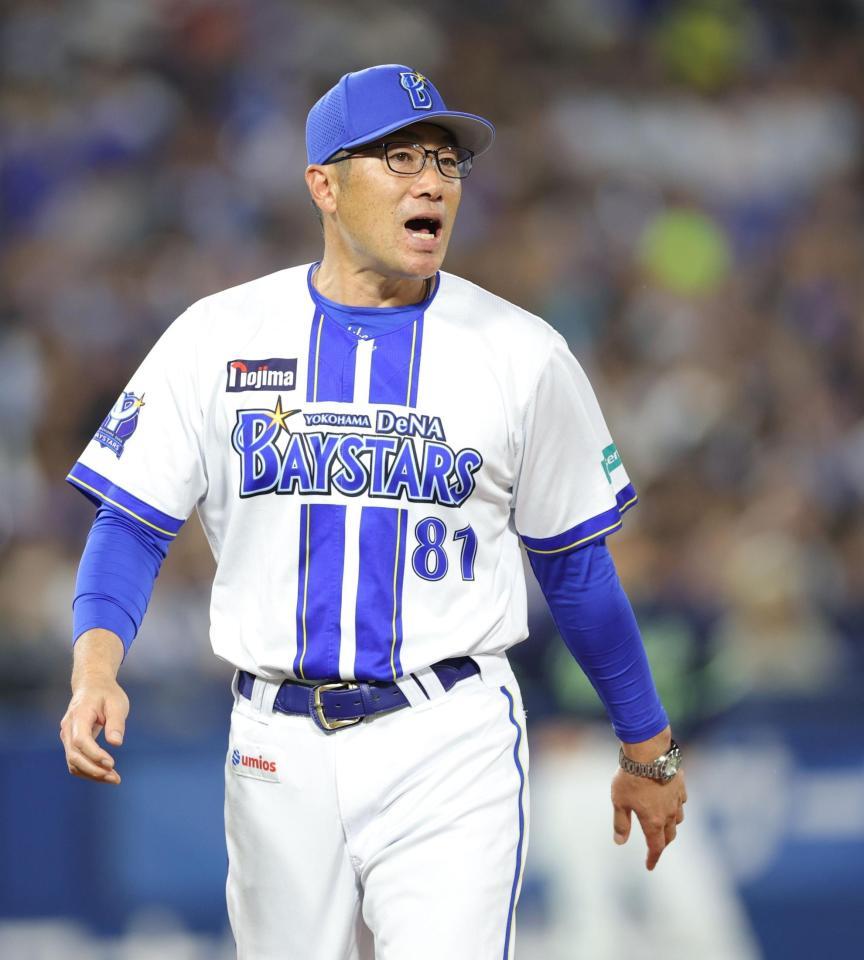 ８回、投手交代を終え、厳しい表情でベンチへ戻る相川監督（撮影・西岡正）