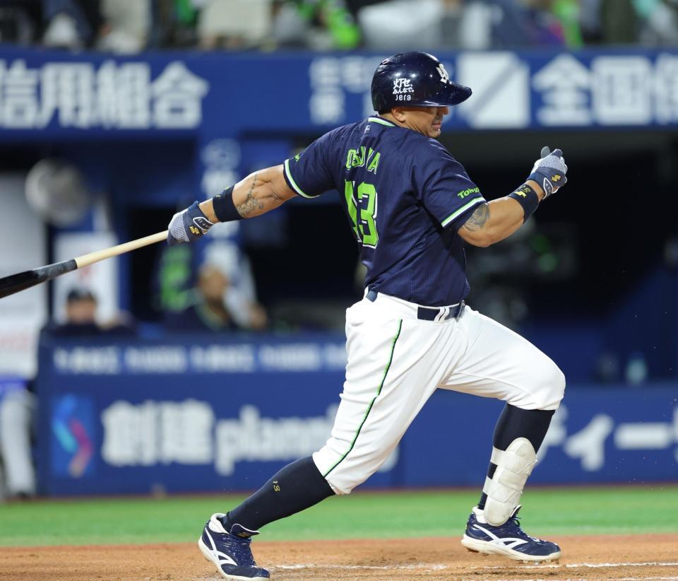 ７回、遊前内野安打を放つオスナ（撮影・西岡正）