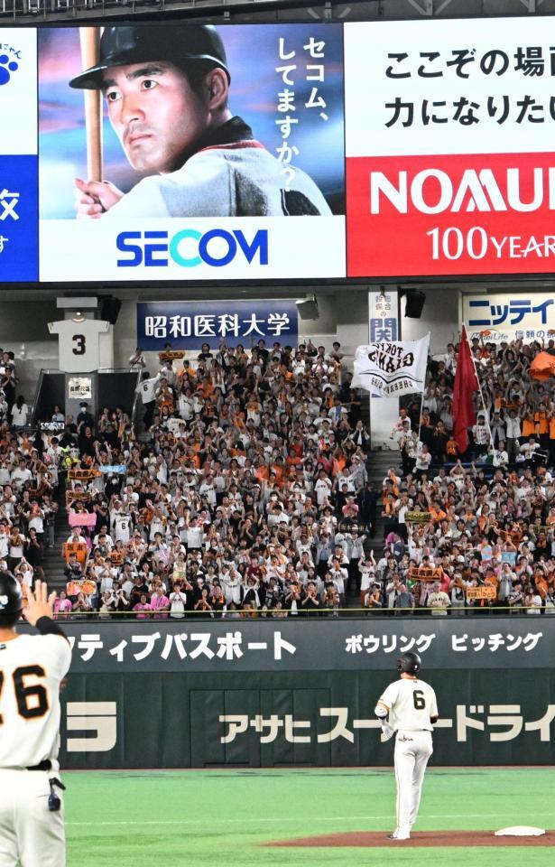 ８回、坂本（右）が二塁打を放つ