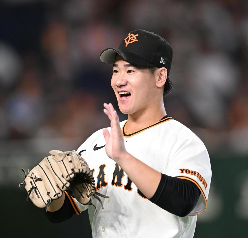 ５回を投げ終えてベンチ前でタッチを交わす井上（撮影・堀内翔）