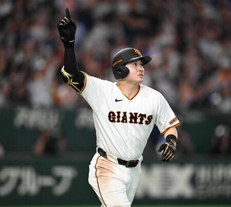 　９回、サヨナラ２ランを放つ泉口（撮影・堀内翔）