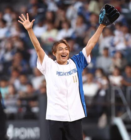 ファーストピッチセレモニーで投球し、笑顔でバンザイする純烈・白川裕二郎（撮影・中島達哉）