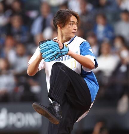 ファーストピッチセレモニーで投球する純烈・白川裕二郎（撮影・中島達哉）