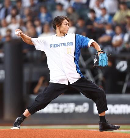 ファーストピッチセレモニーで投球する純烈・白川裕二郎（撮影・中島達哉）