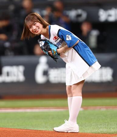 始球式を務め、笑顔を見せる秋元真夏（撮影・中島達哉）