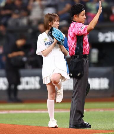 始球式を務める秋元真夏（撮影・中島達哉）