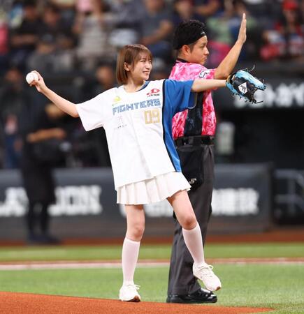 始球式を務める秋元真夏（撮影・中島達哉）
